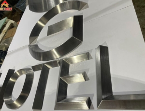 Gia công chữ inox trắng G- HOTEL