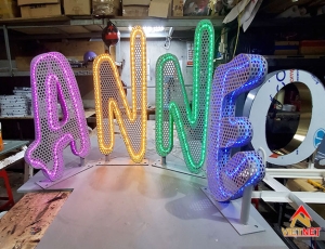 Tìm hiểu về bảng hiệu đèn neon lưới sắt ANNE