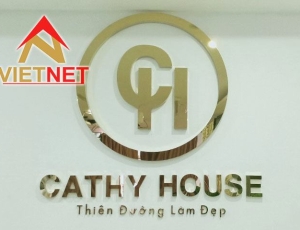 Vì sao thương hiệu cao cấp chuộng chữ inox vàng? Góc nhìn từ nhận diện thương hiệu