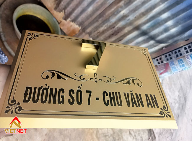 Bảng số nhà inox ăn mòn được gia công như thế nào?