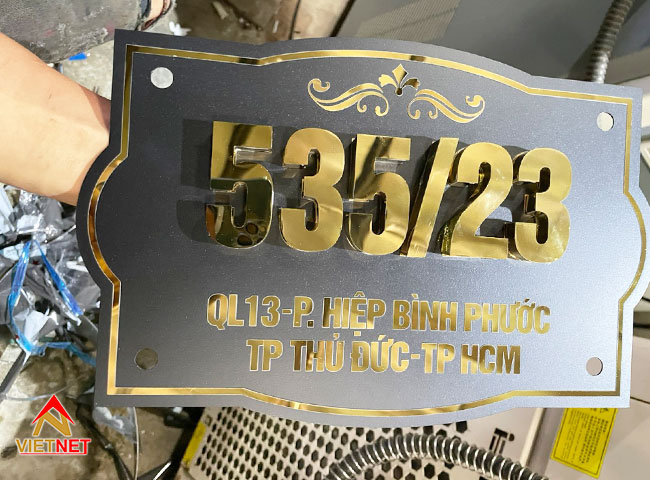 Bảng số nhà inox ăn mòn được gia công như thế nào?