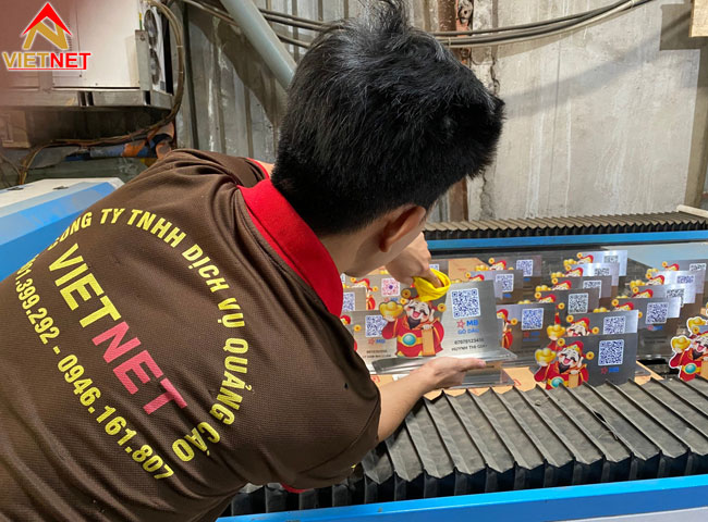 lam-bang-inox-in-uv-ma-qr-code