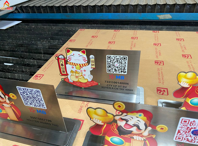 lam-bang-inox-in-uv-ma-qr-code