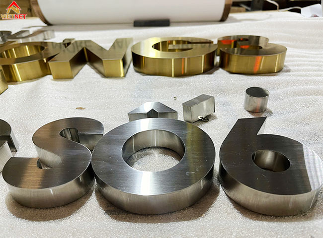 xuong-lam-chu-inox-gia-re-tai-tphcm-khong-qua-trung-gian