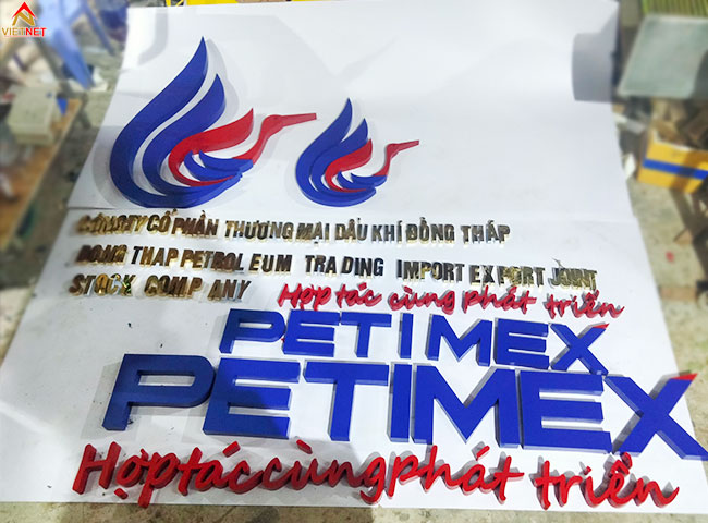 dieu-gi-lam-nen-mot-bo-chu-inox-son-hap-nhiet-co-be-mat-dep-va-dong-deu