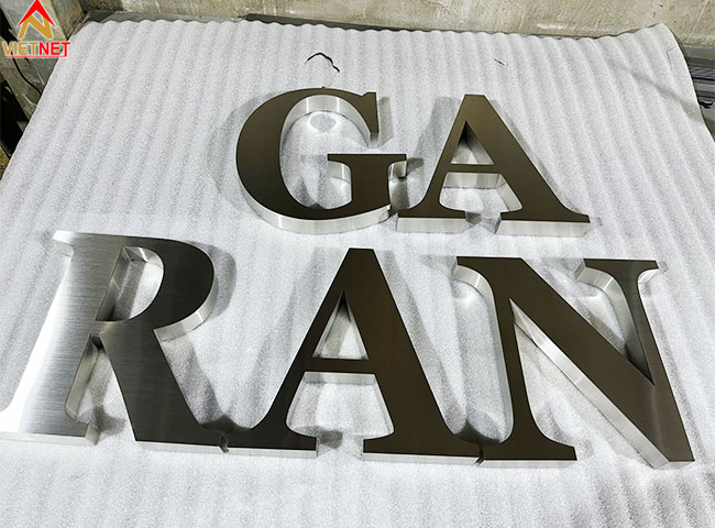 bang-hieu-chu-inox-trang-garan