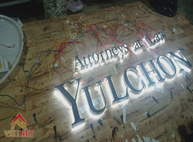cach-nhan-biet-va-lua-chon-chu-inox-trang-chat-luong-cao-cho-bang-hieu