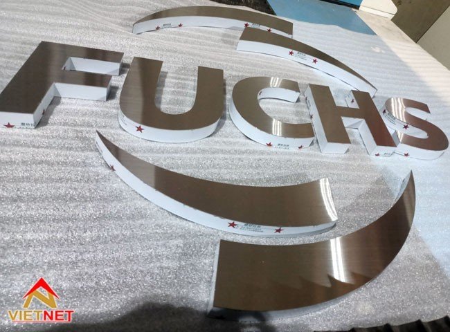 gia-cong-chu-inox-trang-fuchs