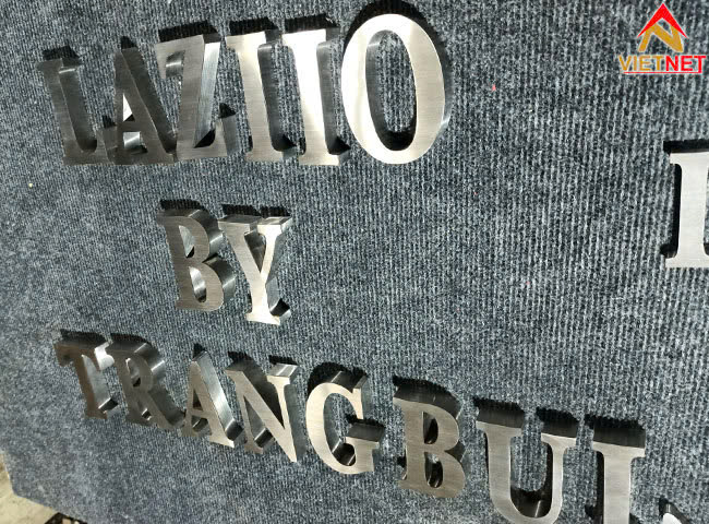 gia-cong-chu-inox-trang-laziio