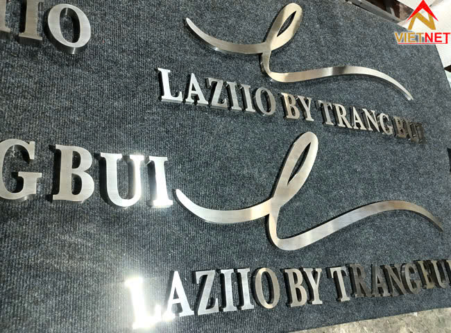 gia-cong-chu-inox-trang-laziio