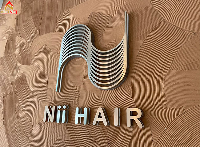 gia-cong-chu-inox-trang-nii-hair