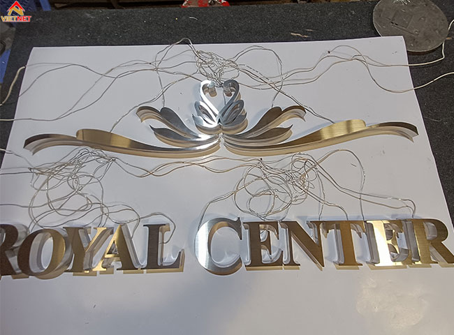 gia-cong-chu-inox-trang-royal-center