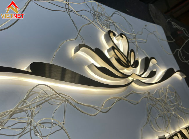 gia-cong-chu-inox-trang-royal-center