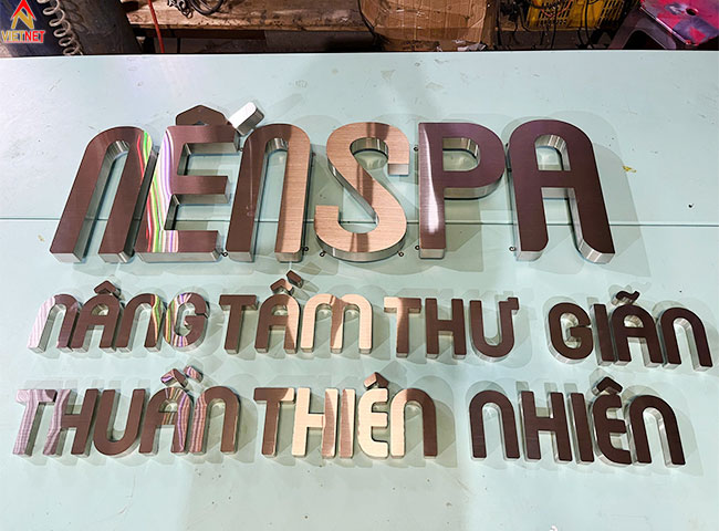 gia-cong-chu-inox-trang-nen-spa
