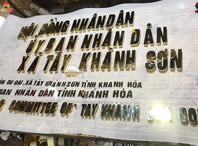 lam-bang-hieu-chu-inox-vang-sao-cho-dep-dung-phong-cach-thuong-hieu