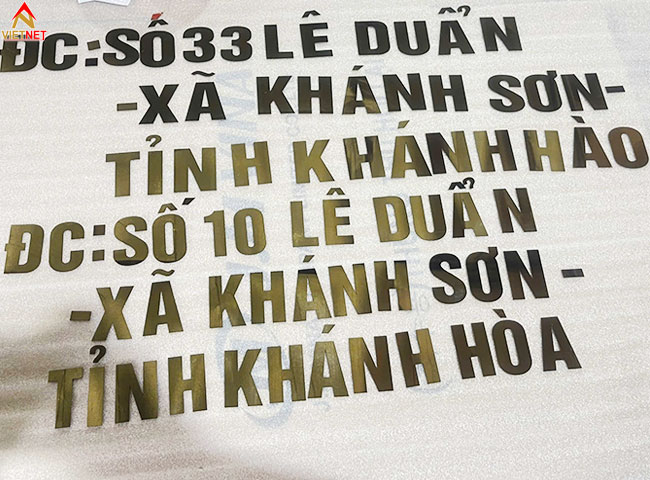 lam-bang-hieu-chu-inox-vang-sao-cho-dep-dung-phong-cach-thuong-hieu