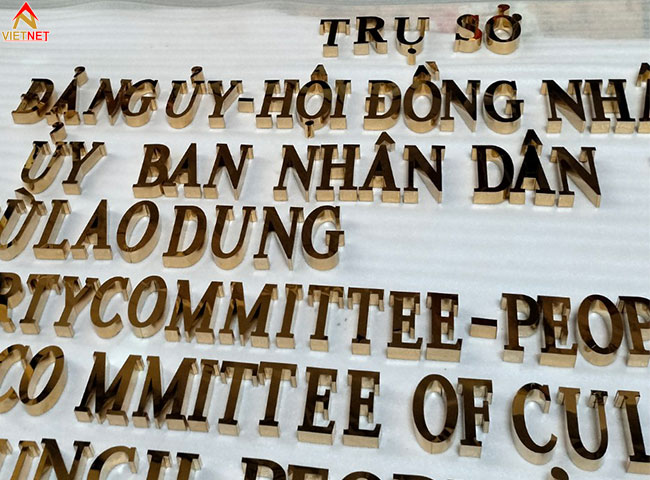 lam-chu-inox-vang-o-dau-dep-gia-tot-va-ben-mau-lau-nam