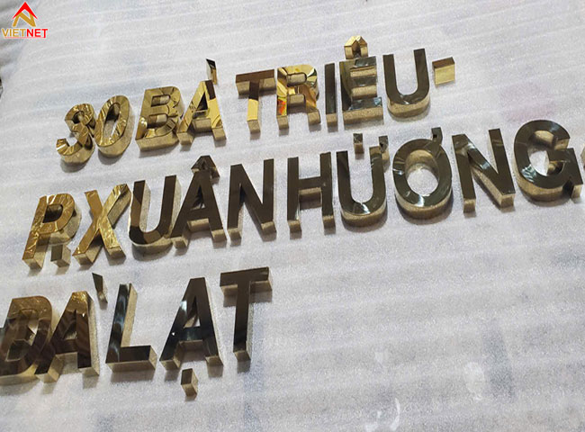 lam-chu-inox-vang-o-dau-dep-gia-tot-va-ben-mau-lau-nam
