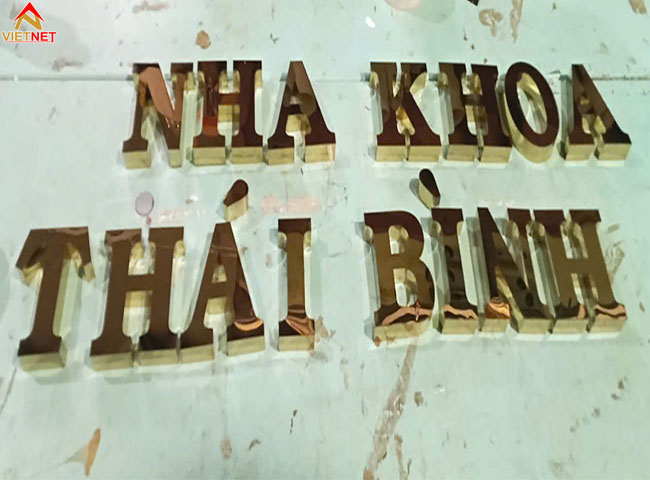 nguoi-moi-tim-hieu-ve-chu-inox-vang-guong-can-biet-nhung-gi