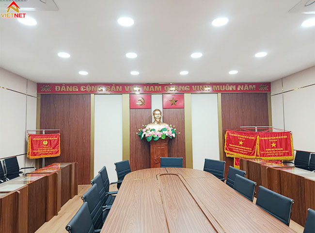 chu-inox-vang-guong-bi-lo-van-tay-bui-va-vet-lau-ve-sinh-the-nao-cho-dung