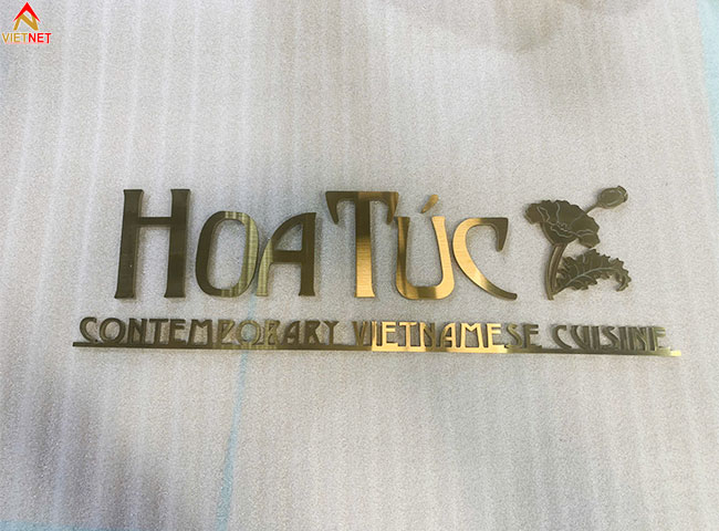 bien-hieu-chu-inox-vang-xuoc-hoa-tuc