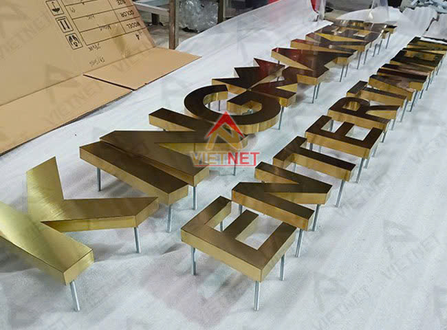 so-huu-bang-hieu-sang-trong-voi-chu-inox-vang-xuoc-dat-ngay-hom-nay