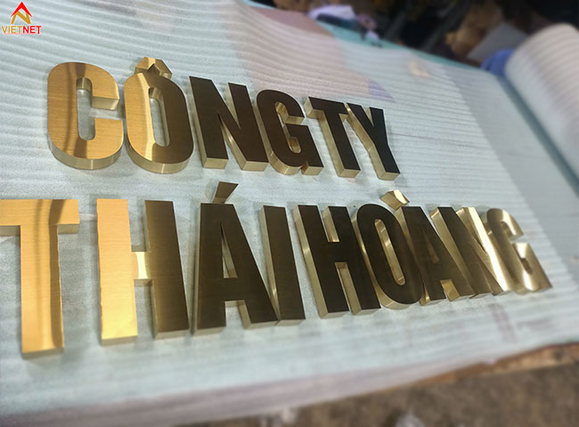 so-huu-bang-hieu-sang-trong-voi-chu-inox-vang-xuoc-dat-ngay-hom-nay