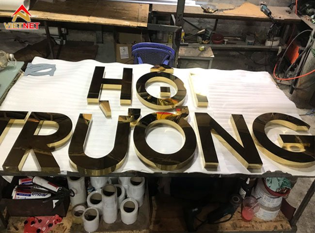 chu-inox-vang-hoi-truong