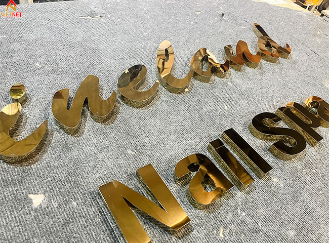 gia-cong-chu-inox-vang-Vineland- Nails-Spa