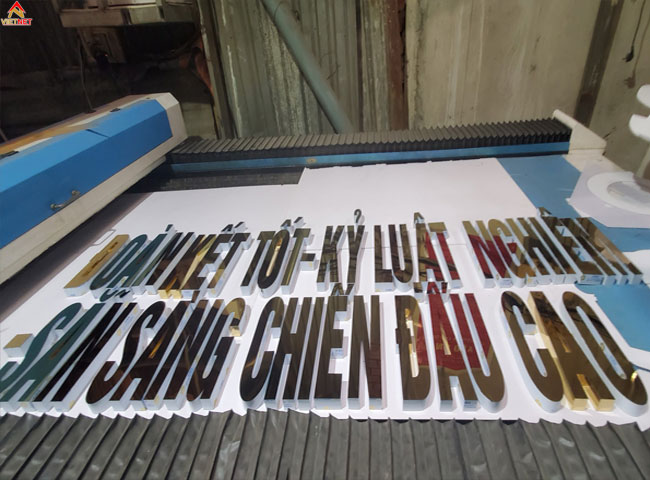 gia-cong-chu-inox-vang-doan-ket-ly-luat-san-sang