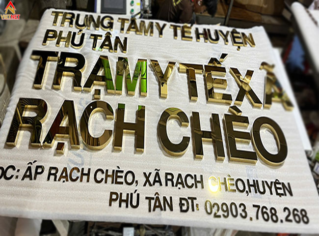 gia-cong-chu-inox-vang-tram-y-te-xa-rach-cheo