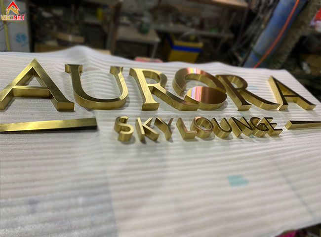 gia-cong-chu-noi-inox-vang-aurora