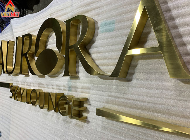 gia-cong-chu-noi-inox-vang-aurora