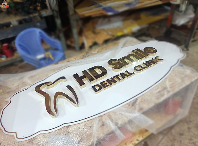 vi-sao-thuong-hieu-cao-cap-ua-chuong-chu-inox-vang-goc-nhin-tu-nhan-dien-thuong-hieu