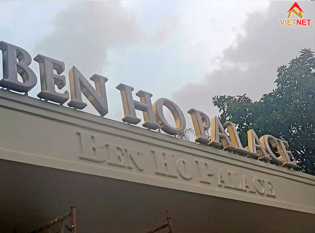 lam-chu-mica-hut-noi-ben-ho-palace