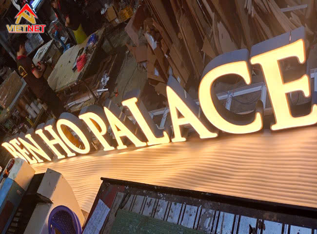 lam-chu-mica-hut-noi-ben-ho-palace