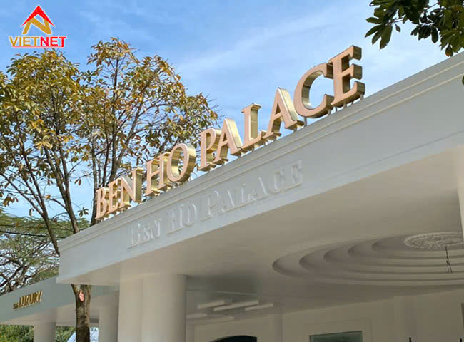 lam-chu-mica-hut-noi-ben-ho-palace