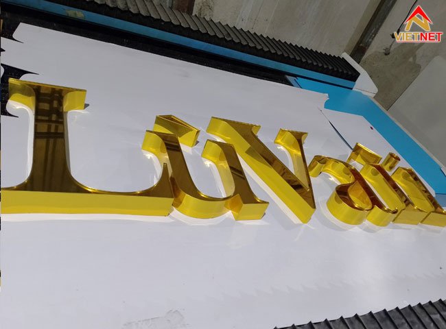 gia-cong-chu-noi-mat-alu-lauvaii