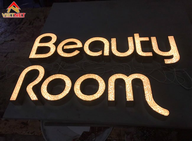 chu-noi-mat-acrylic-gia-da-beauty-room