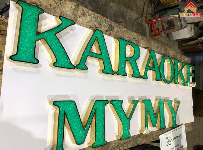 chu-noi-mat-acrylic-gia-da-quan-karaoke-mymy