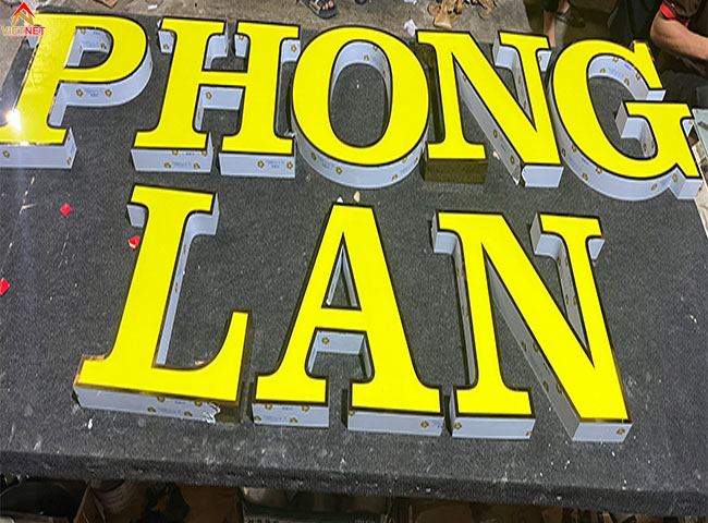 gia-cong-chu-noi-mat-mica-cua-hang-tien-loi-phong-lan