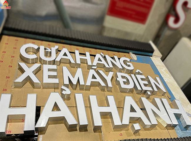 lam-chu-noi-mat-mica-cua-hang-xe-may-hai-hanh