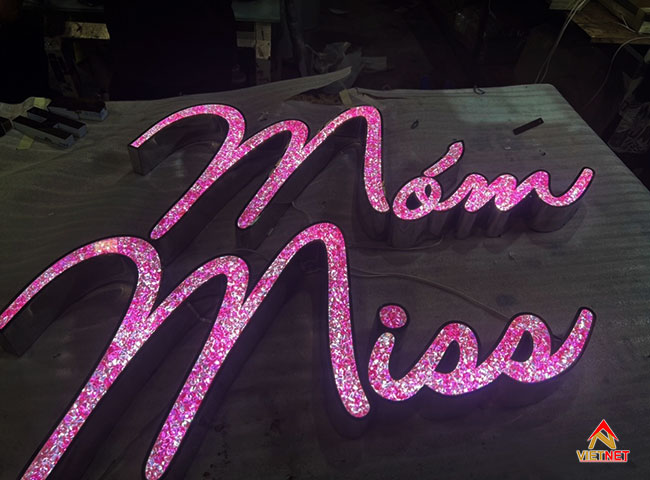 Làm chữ nổi mặt acrylic cho cửa tiệm Móm Miss