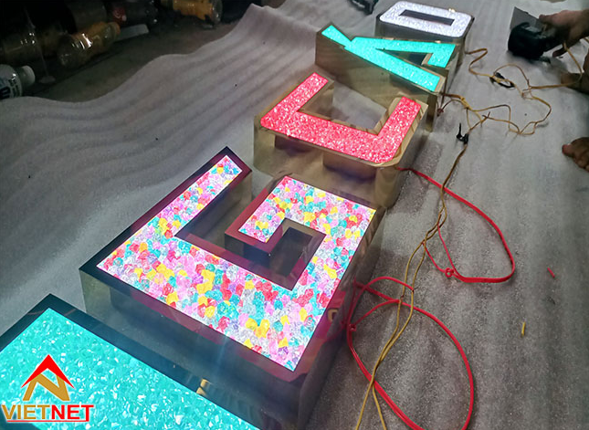 Phương pháp gia công chữ nổi mat acrylic giả đá