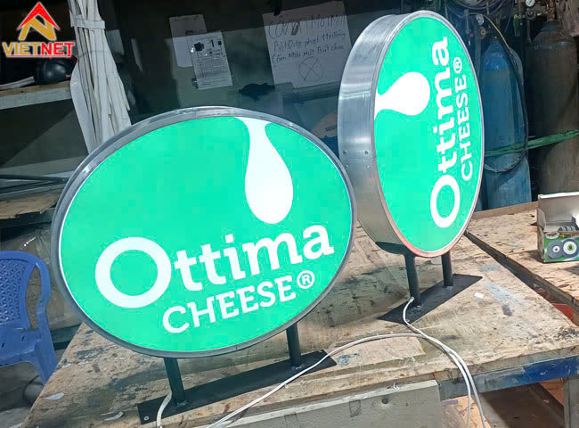 gia-cong-hop-den-quang-cao-ottima-cheese