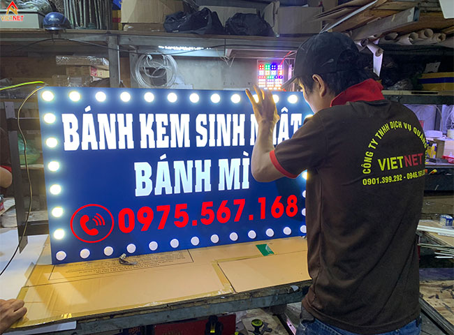 hop-den-quang-cao-banh-kem-sinh-nhat