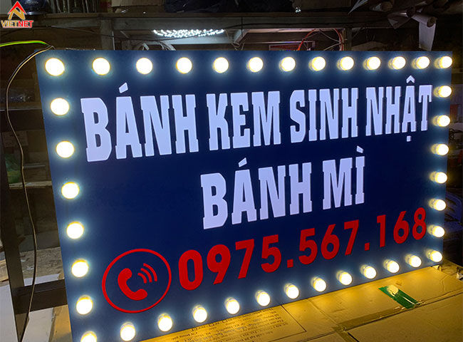 hop-den-quang-cao-banh-kem-sinh-nhat