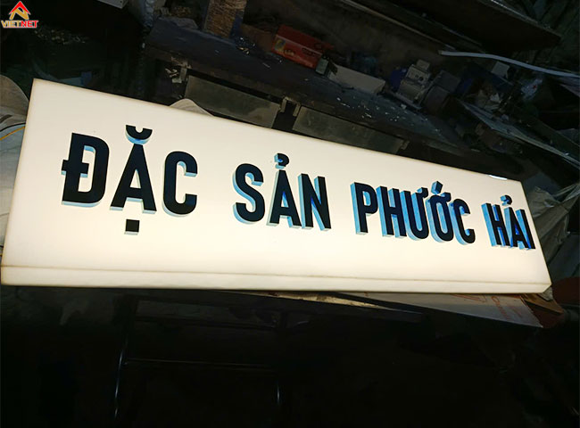 mot-chiec-hop-den-quang-cao-can-gi-de-vua-dep-vua-ben