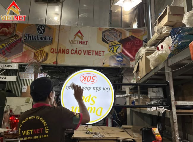 xuong-san-xuat-hop-den-mica-hut-noi-theo-yeu-cau-gia-tot