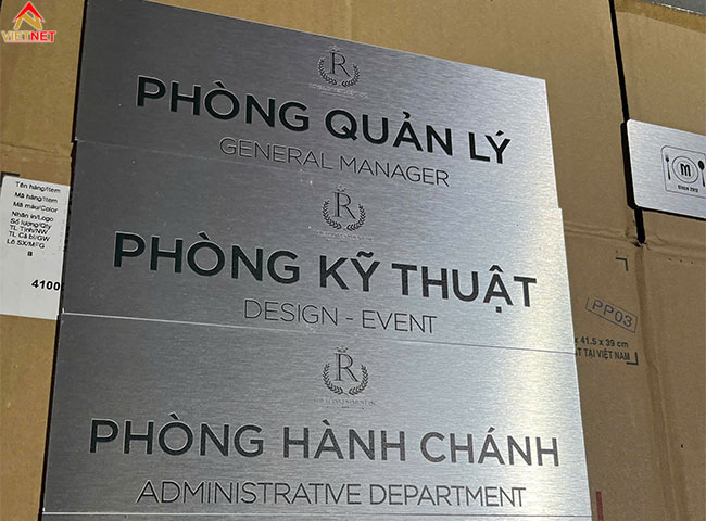 nhan-in-uv-tren-alu-theo-yeu-hinh-anh-sac-net-chong-nuoc-ben-mau